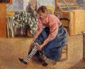 femme mettant ses bas 1895 Camille Pissarro